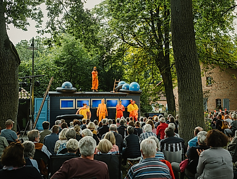 Jahrmarkttheater unterwegs - "Songs for Aliens" auf Burg Bodenteich