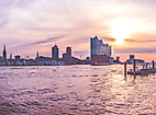 Panorama der Hamburger Skyline bei Sonnenuntergang mit Blick auf Hafen, Elbphilharmonie und Lichter am Elbufer