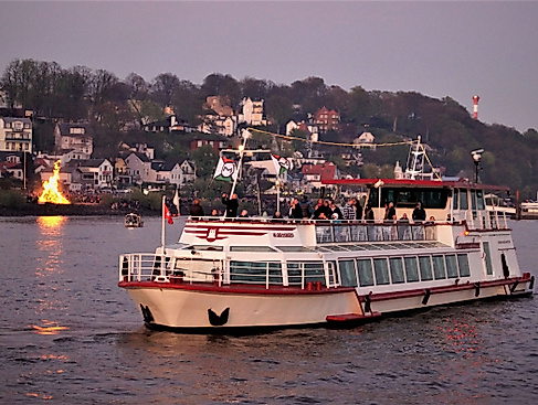 MS COMMODORE Osterfeuer