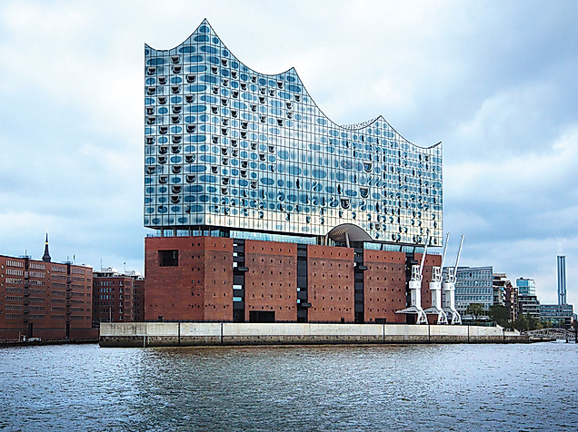 Frontale Ansicht der Elbphilharmonie in Hamburg vom Wasser aus, bei bewölktem Himmel