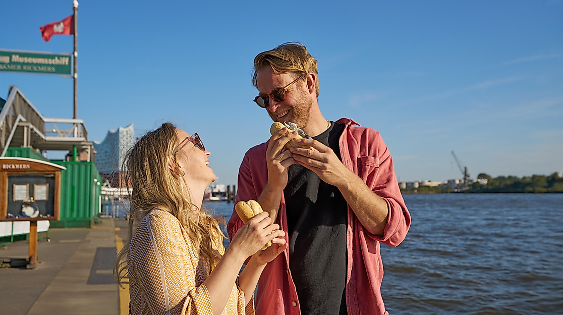 Paar ist Fischbrötchen an den Landungsbrücken Hamburg