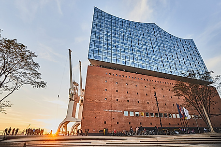 Elbphilharmonie Hamburg bei Sonnenuntergang von unten