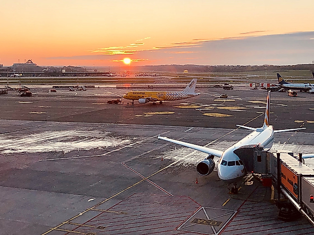 Rollfeld bei Sonnenuntergang Flughafen Hamburg