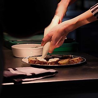 Frische Zubereitung eines exquisten Essens zum OPEN MOUTH FOOD FESTIVAL