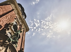 Seitlicher Blick auf die Fassade der Kirche St. Michaelis in Hamburg bei Sonnenschein und blauem Himmel