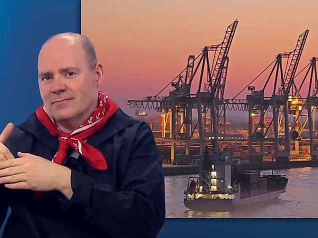 Mann gebärdet vor Panorama des Hamburger Hafens bei Sonnenuntergang – barrierefreie Infos zum Hafenleben.