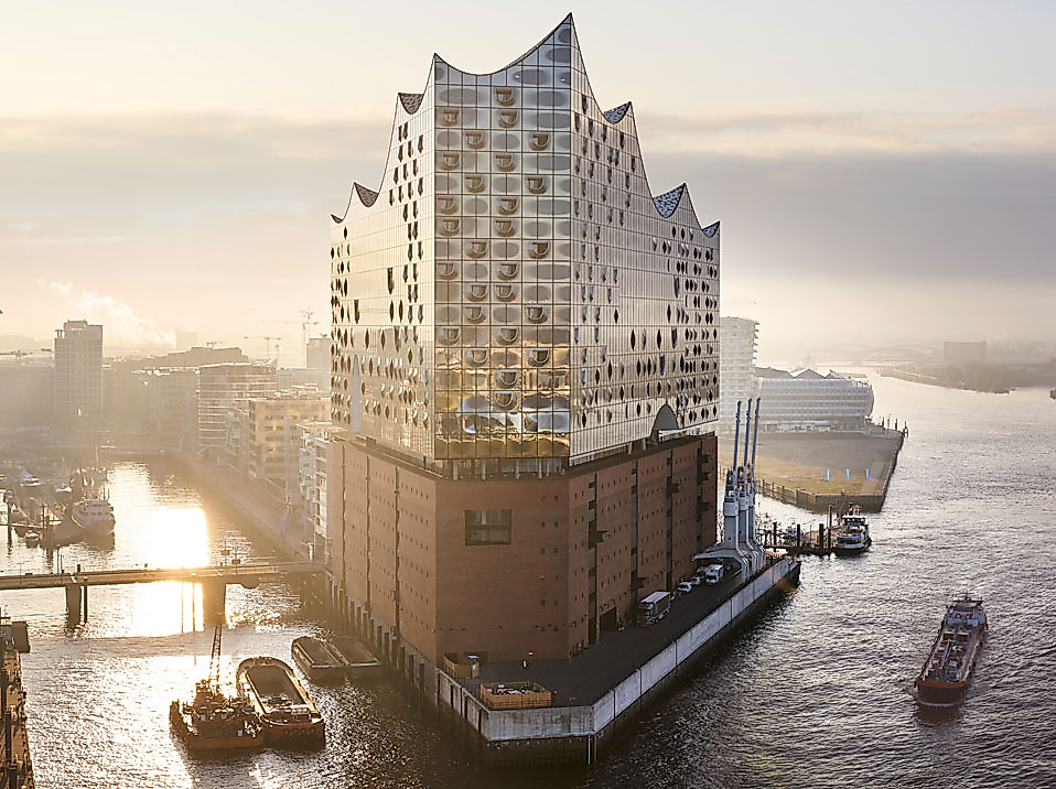 Elbphilharmonie im Hamburger Hafen beim Sonnenaufgang