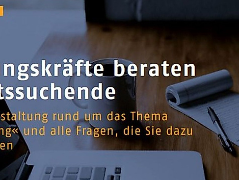 Ein Laptop, ein Notizblock und ein Stift liegen auf einer Tischplatte.