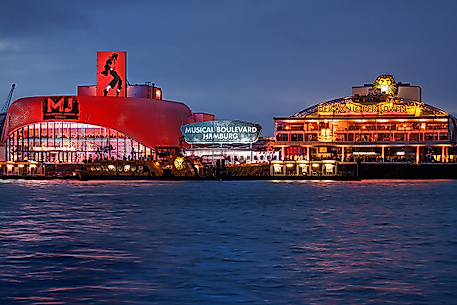 Blick von den Landungsbrücken auf das Stage Theater an der Elbe