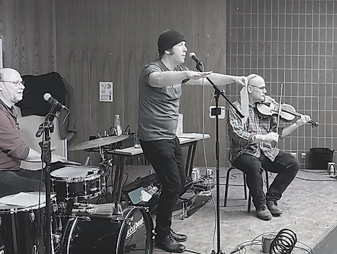 Musikprobe mit Schlagzeug, Gesang und Geige