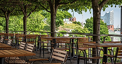 restaurantport_aussenterrasse-mit-blick-auf-die-elbphilharmonie_c-stimmungsfaenger