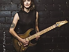 Yasi Hofer
