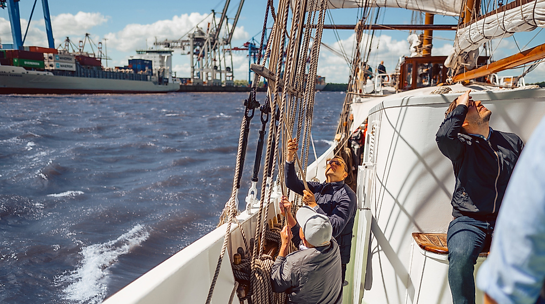 Segelschiff_chartern__Hamburger_Hafengeburtstag_Segel_setzen_NORD-EVENT-GmbH