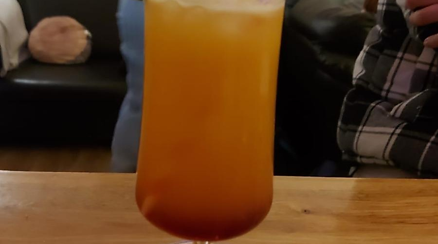 Ein Mocktail steht auf dem Tresen des Jugendcafés.