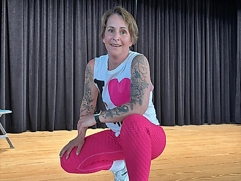 Sportliche Pose auf der Bühne