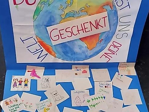 Welt mit Text drumherum `Du hast uns die Welt geschenkt`