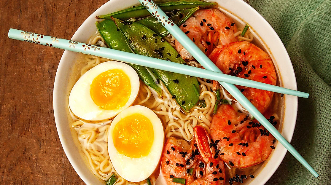 Suppenschüssel Ramen mit Stäbchen