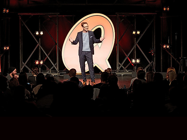 Quatsch Comedy Club Bühne mit einem Q im Zentrum