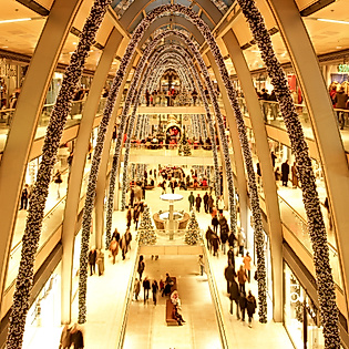 Festlich beleuchtete Europapassage mit Weihnachtsdekoration und Besuchern in der Adventszeit