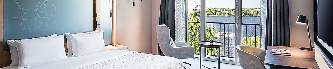 Modernes Zimmer im Hotel Le Méridien Hamburg als Teil des exklusiven Golf City Pakets