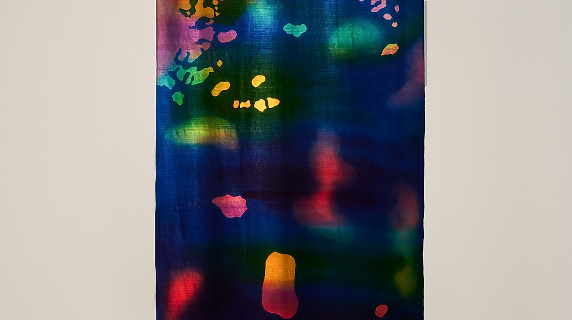 Ulla von Brandenburg: Kakémono VII, 2024–2025, courtesy of the artist and Art : Concept, Paris; Galerie Meyer Riegger, Berlin/Karlsruhe; Pilar Corrias Gallery, London; Produzentengalerie Hamburg