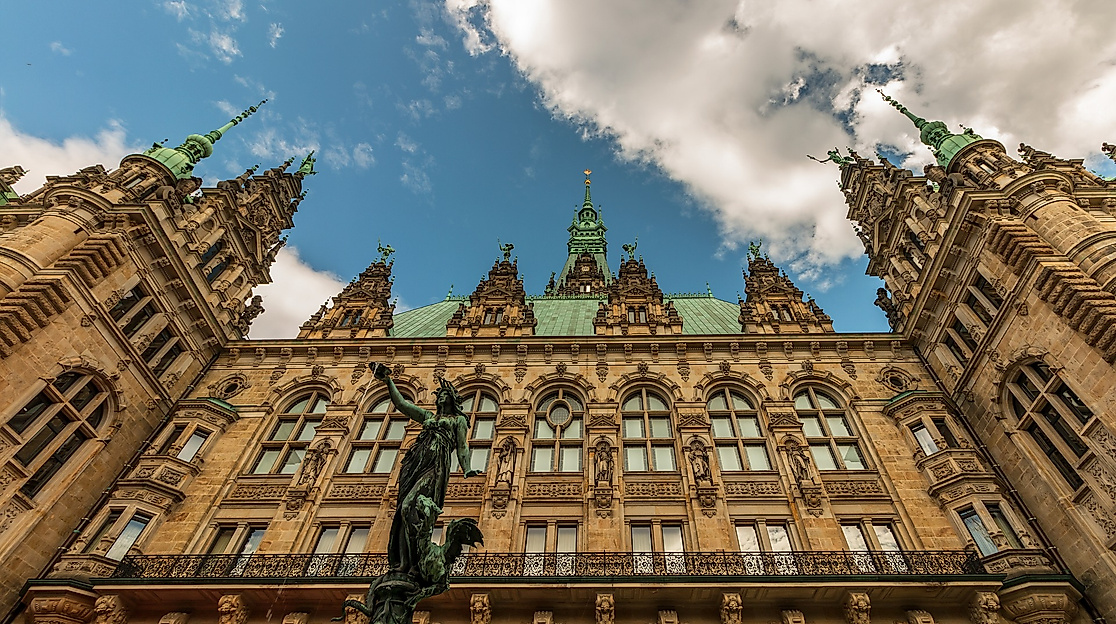 rathausinnenhof_c-karstenbergmann_pixabay_3573205_1920