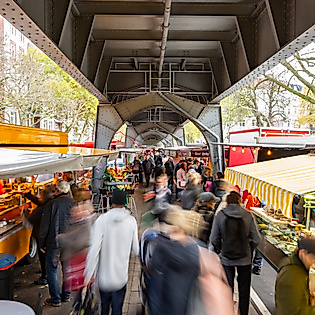 Isemarkt in Hamburg unter Hochbahn-Viadukt mit zahlreichen Marktständen und regem Besucherbetrieb