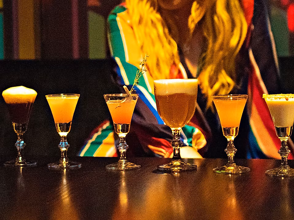 Cocktails in einer Reihe auf einem Tisch in einer Bar
