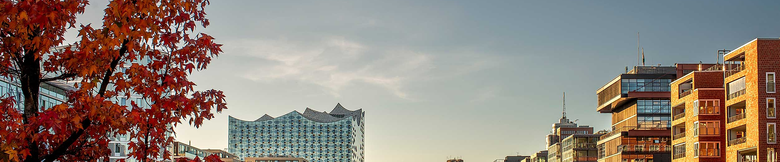 HafenCity Hamburg im Herbst bei Sonnenuntergang
