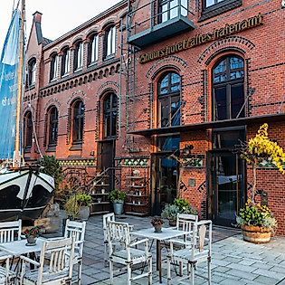  Altes Hafenamt in der HafenCity Hamburg mit Außensitzplätzen, Backsteinfassade und maritimer Dekoration