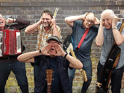 Krakeel - Musikalische Spaßmacher vor Backsteinmauer