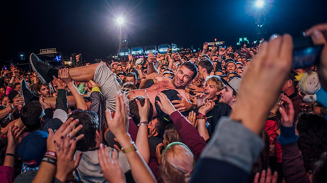 Crowdsurfing vor jubelnder Menge beim Hurricane Festival