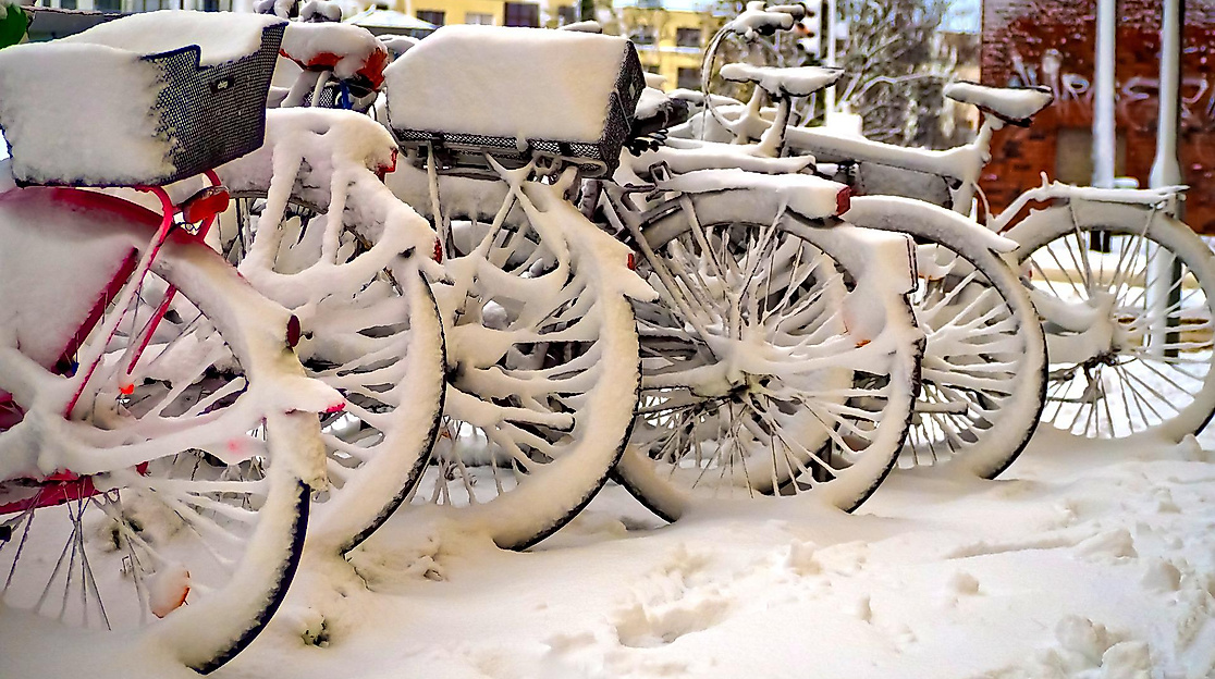 Fahrraeder im Schnee