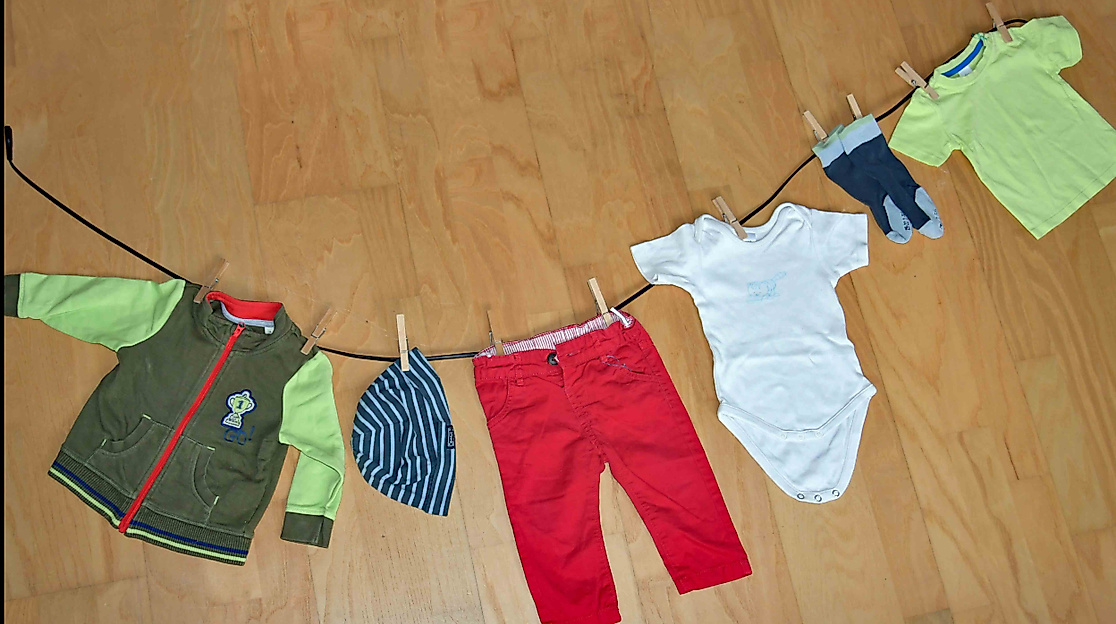 Wäscheleine mit aufgehängter Kinderbekleidung