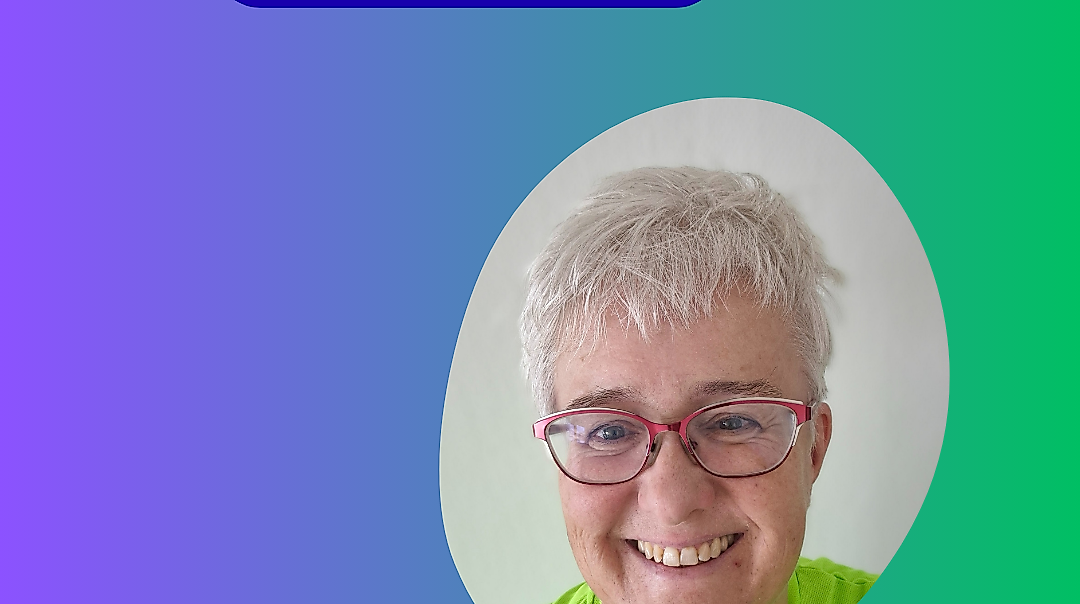 Das Bild zeigt eine fröhlich lachende Frau mit  roter Brille und hellen Haaren. Sie trägt ein grünes T-Shirt, das ihre positive Ausstrahlung unterstreicht. Im Hintergrund verläuft ein sanfter Farbverlauf von Grün über Blau bis hin zu Lila, was dem Bild eine lebendige und freundliche Atmosphäre verleiht. Im unteren Bereich befindet sich ein gut lesbarer Schriftzug, der auf „tanzen“ hinweist – Lebensfreude in Bewegung“. Das Bild vermittelt Lebensfreude, Offenheit und lädt dazu ein mitzumachen.