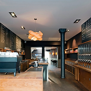 Modernes Café Elbgold mit Rösterei, Holzinterieur und Kaffeebohnen-Auswahl in stilvoller Atmosphäre