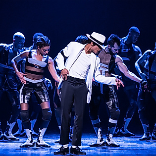 Tanzszene mit Haupdarsteller und Backround-Crew von MJ - Das Michael Jackson Musical
