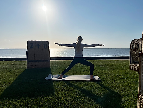 Dorum-Neufeld_25_YogaAmStrand_Hagenah_bearbeitet