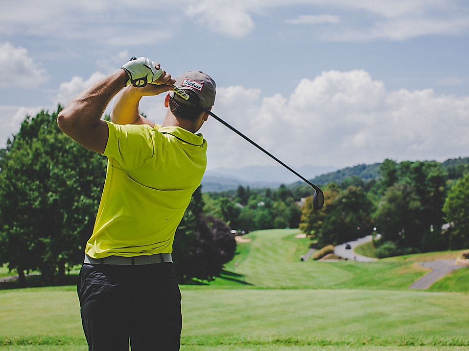 Golfer beim Abschlag auf einem gepflegten Fairway in der Golfregion Hamburg mit Blick ins Grüne