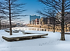 Verschneite Marc O’Polo Terrassen in der HafenCity mit Blick auf die Elbphilharmonie im Winterlicht