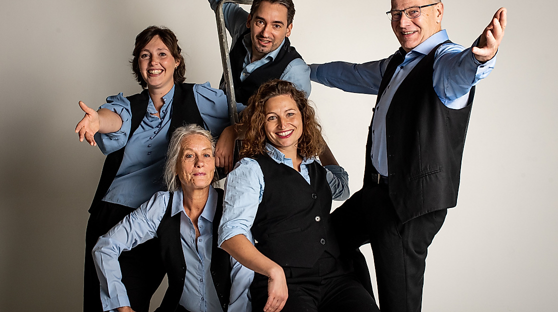 Improtheater-Gruppe in Aktion