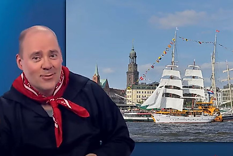 Mann begrüßt in Gebärdensprache vor Hamburg-Motiv mit Segelschiff und Michel – barrierefreier Einstieg für Gehörlose.