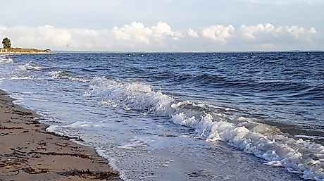 Strand mit Meereswellen