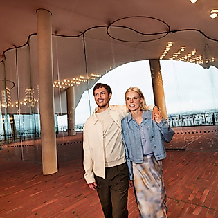Ein Pärchen auf der Aussichtsplattform der Elbphilharmonie.