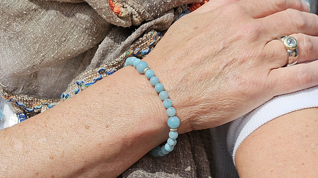 Handgefertigtes Armband aus hellblauen Edelsteinen, entstanden im charakterperle Workshop. Individueller Schmuck selbst gestalten in Haffkrug, Lübecker Bucht.