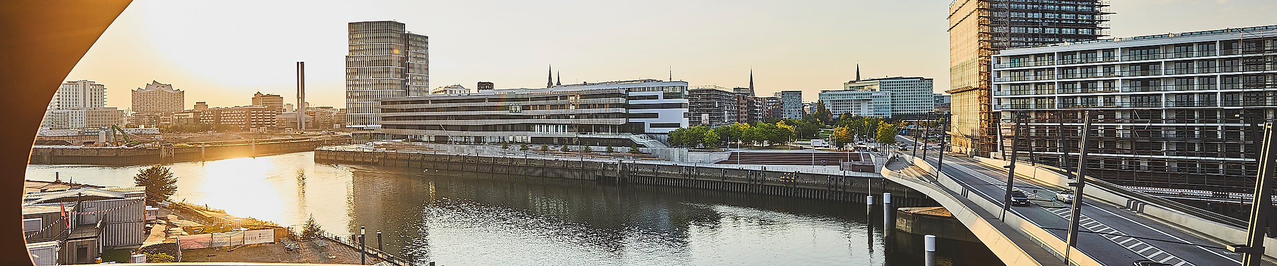 Sonnenuntergangsblick vom Viewpoint in der HafenCity Hamburg auf den Magdeburger Hafen und moderne Architektur