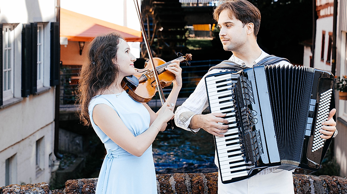 Duo Assai Movere