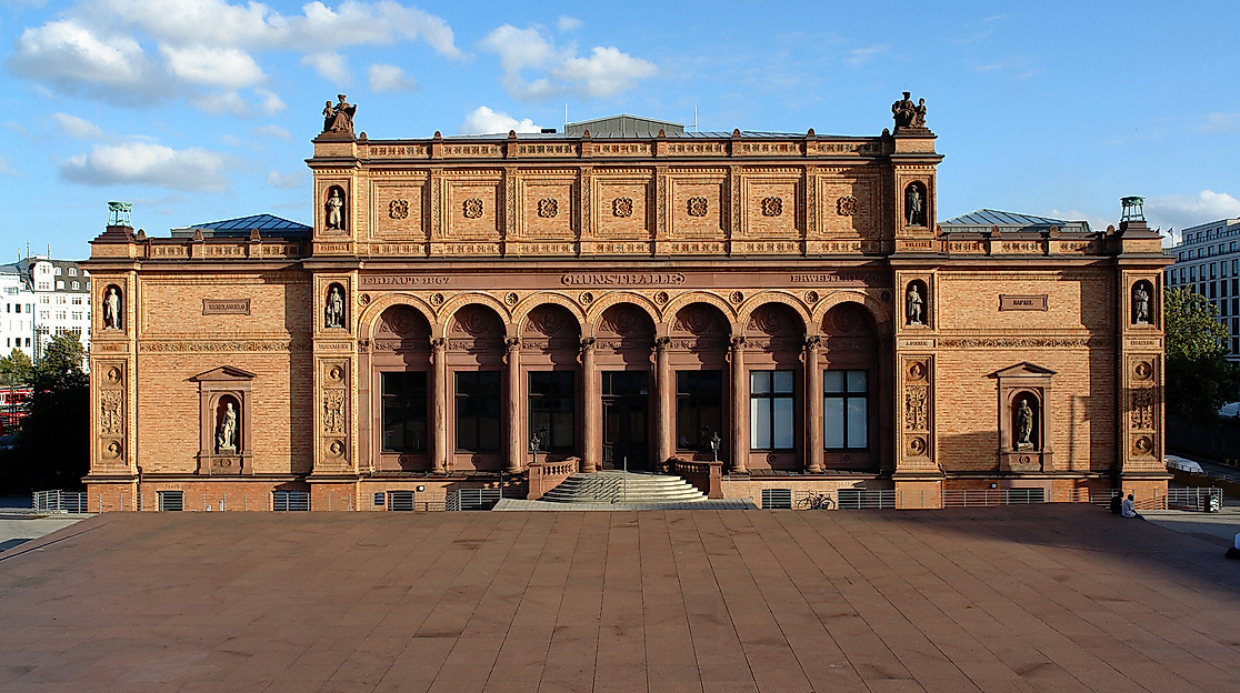 Fassade der Hamburgischen Kunsthalle mit Säulenvorhalle bei Tageslicht unter blauem Himmel.