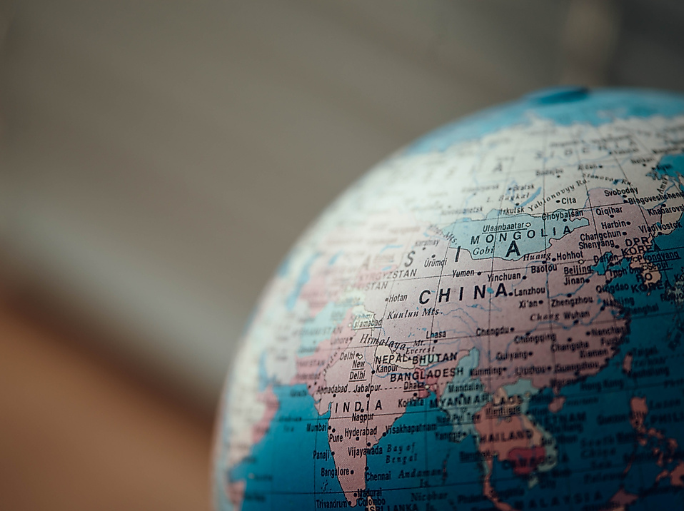 Detailansicht eines Globus mit Fokus auf China und angrenzende Regionen.