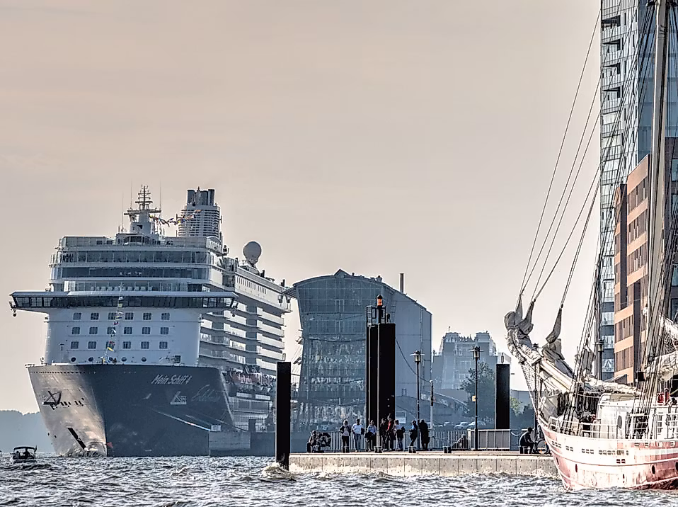 Kreuzfahrtschiff am Terminal Altona